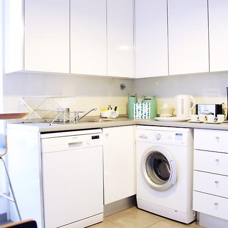 Joivy Modern 1-Bed Apt With Terrace, Moments From Sao Bento Palace リスボン エクステリア 写真