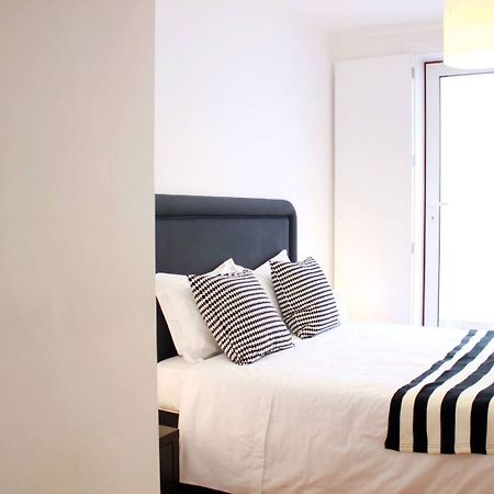 Joivy Modern 1-Bed Apt With Terrace, Moments From Sao Bento Palace リスボン エクステリア 写真