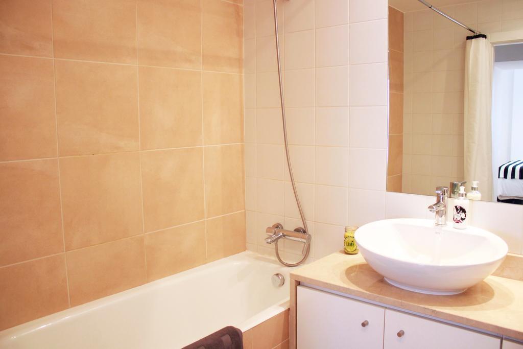Joivy Modern 1-Bed Apt With Terrace, Moments From Sao Bento Palace リスボン エクステリア 写真