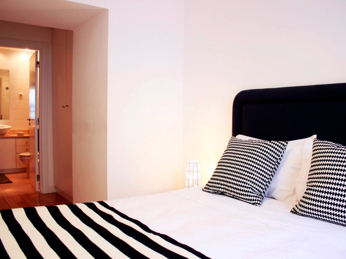 Joivy Modern 1-Bed Apt With Terrace, Moments From Sao Bento Palace リスボン エクステリア 写真
